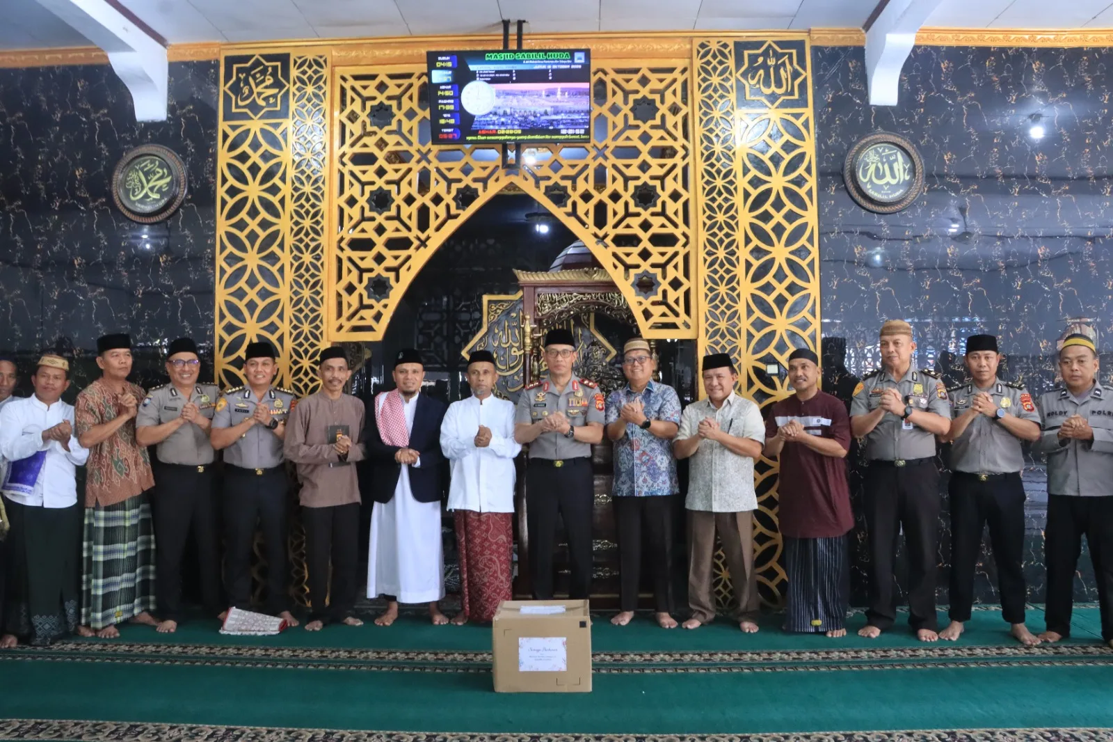 Kapolda Gorontalo Hadir Beritaliputan.id || GORONTALO – Kapolda Gorontalo Irjen Pol. Nuroworo Danang, S.I.K., melaksanakan kegiatan sholat keliling di wilayah Telaga, Kabupaten Gorontalo, pada Jumat, 16 Oktober 2026. Kegiatan ini menjadi salah satu bentuk upaya mempererat tali silaturahmi antara jajaran Kepolisian Daerah Gorontalo dengan masyarakat, sekaligus memperkuat hubungan yang harmonis dalam kehidupan bermasyarakat