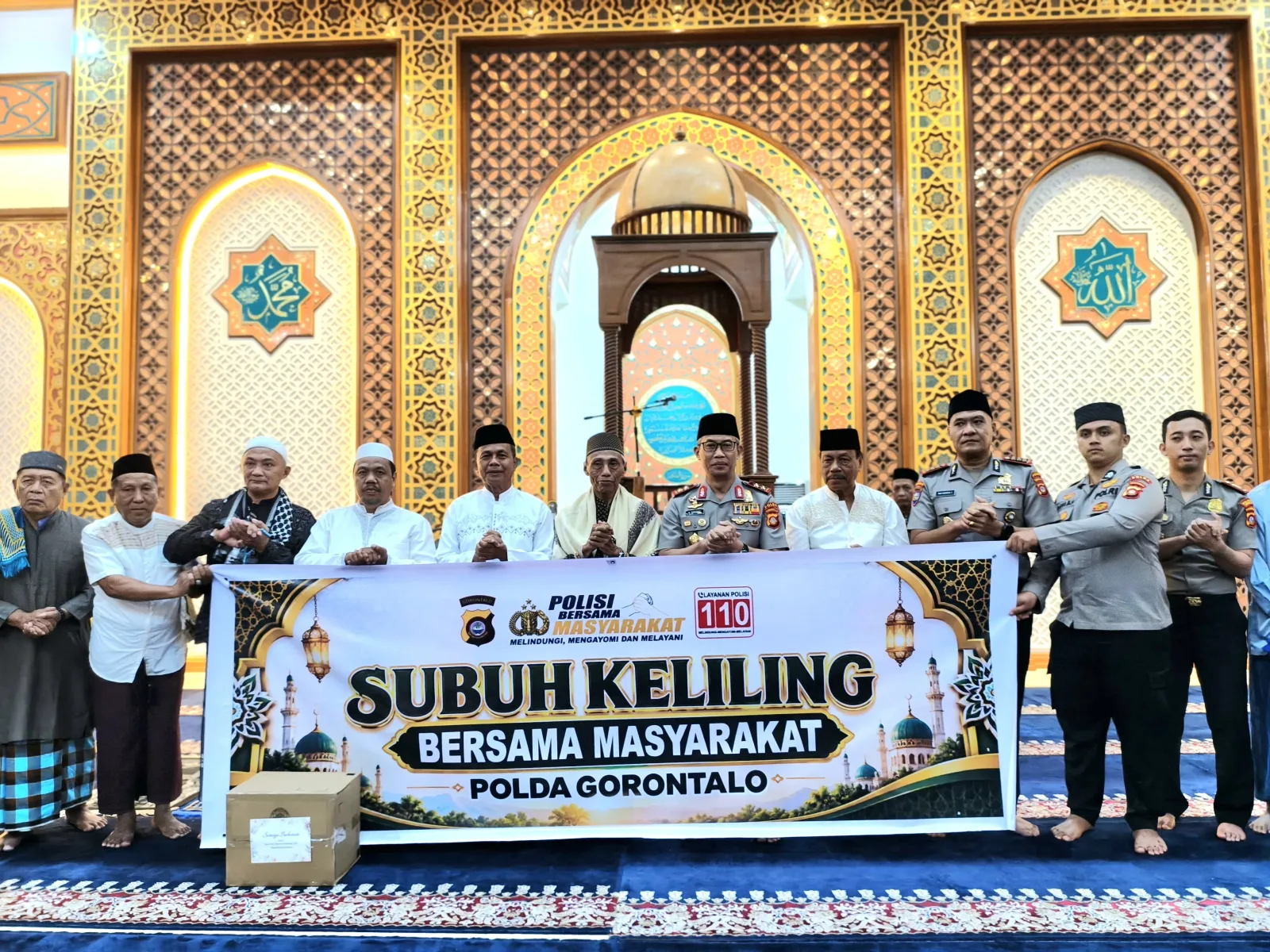 Beritaliputan.id || GORONTALO - Suasana penuh kekhusyukan menyelimuti pelaksanaan sholat Subuh berjamaah yang diikuti oleh Kapolda Gorontalo Irjen Pol Nurworo Danang S.I.K bersama jajaran kepolisian dan masyarakat di Masjid Agung Baiturrahim Kota Gorontalo