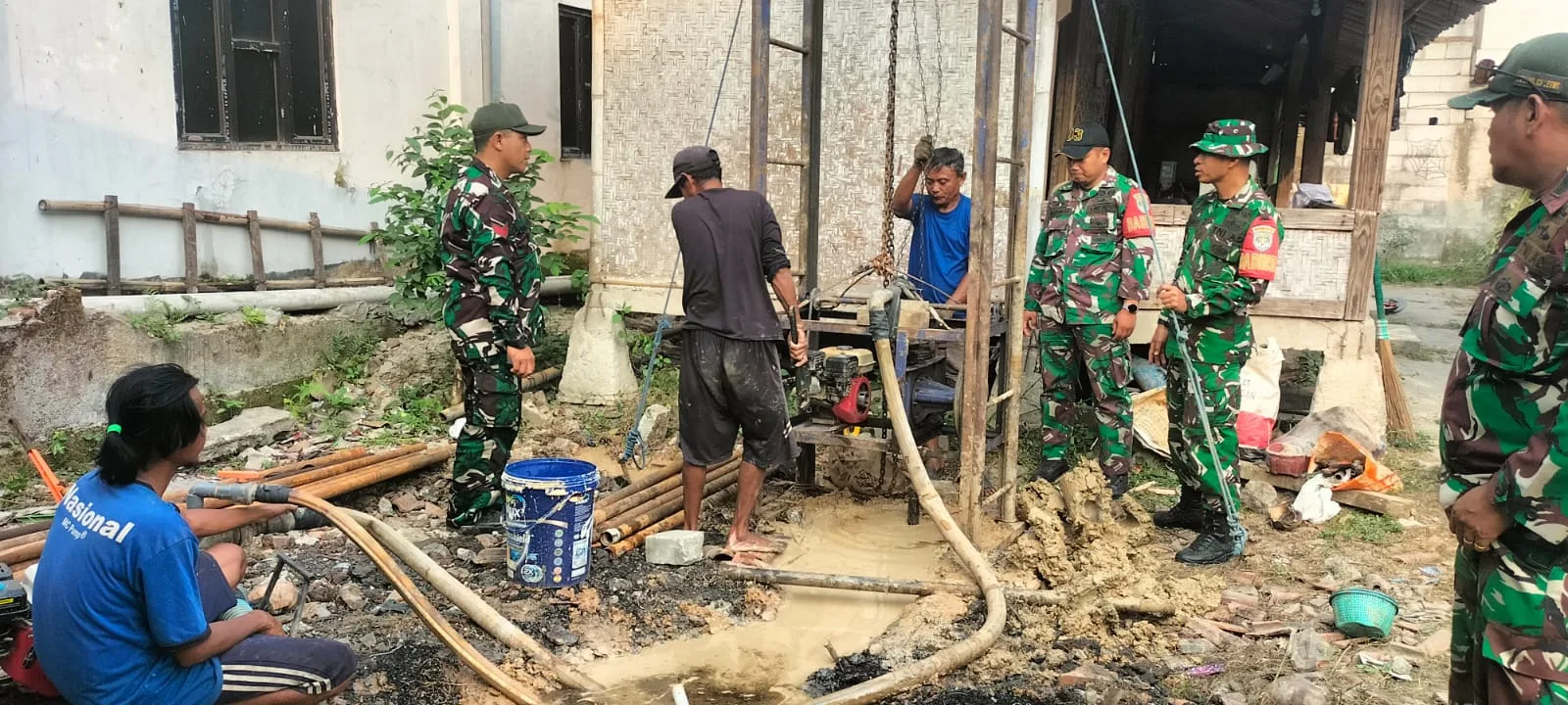 Beritaliputan.id || Kodam Jaya, Tigaraksa – Satgas TNI Manunggal Membangun Desa (TMMD) ke-130 Kodim 0510/Tigaraksa melaksanakan kegiatan pengeboran Sarana Air Bersih (SAB) di Kampung Bendung RT 14/RW 04, Desa Sumur Bandung, Kecamatan Jayanti, Kabupaten Tangerang
