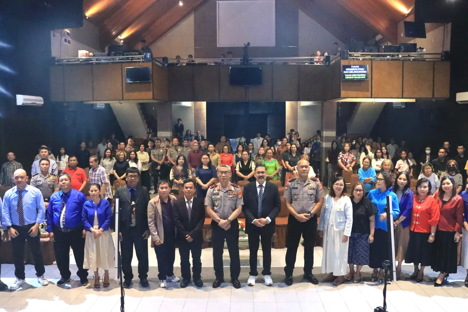 Beritaliputan.id  || Gorontalo – Kapolda Gorontalo Irjen Pol. Nurworo Danang, S.I.K., melaksanakan kegiatan Minggu Kasih di Gereja Pantekosta di Gorontalo “Eklesia”, Kota Gorontalo. Kegiatan ini menjadi sarana untuk mempererat silaturahmi antara Polri dan masyarakat sekaligus menyerap aspirasi, informasi, kritik, serta saran terkait pelaksanaan tugas kepolisian dan situasi keamanan dan ketertiban masyarakat (kamtibmas).