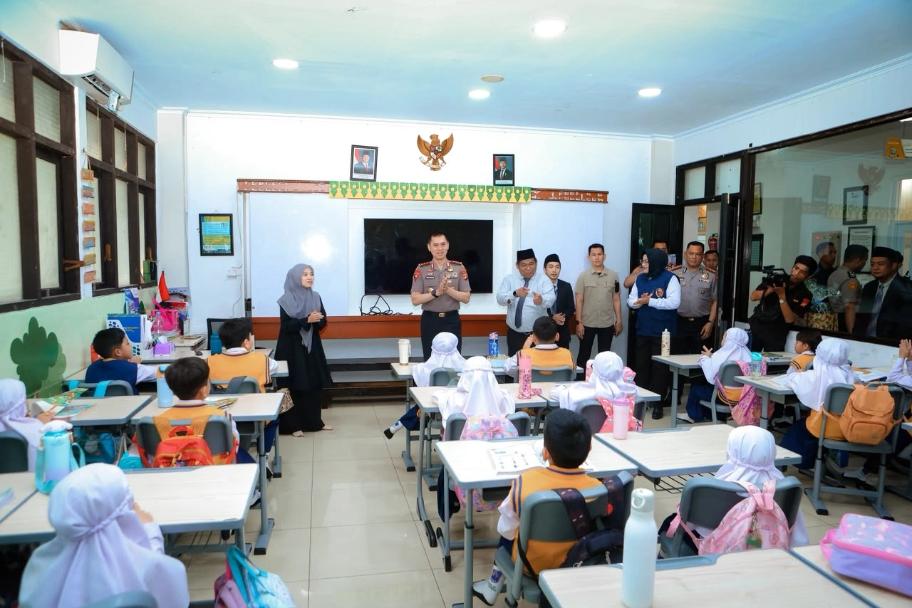 Beritaliputan.id || JAKARTA — Kapolda Metro Jaya Komjen Pol. Prof. Dr. Dadang Hartanto melaksanakan kegiatan Polisi Peduli Pendidikan dengan mengunjungi SD Muhammadiyah 5 Kebayoran Baru dan SMP Muhammadiyah 9