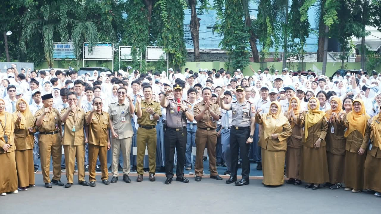 Beritaliputan.id || JAKARTA, - Kapolres Metro Jakarta Utara Kombes Pol. Adhe Hariadi, S.I.K., M.H., mengajak para pelajar SMA Negeri 13 Jakarta untuk menjauhi narkoba, mencegah perundungan