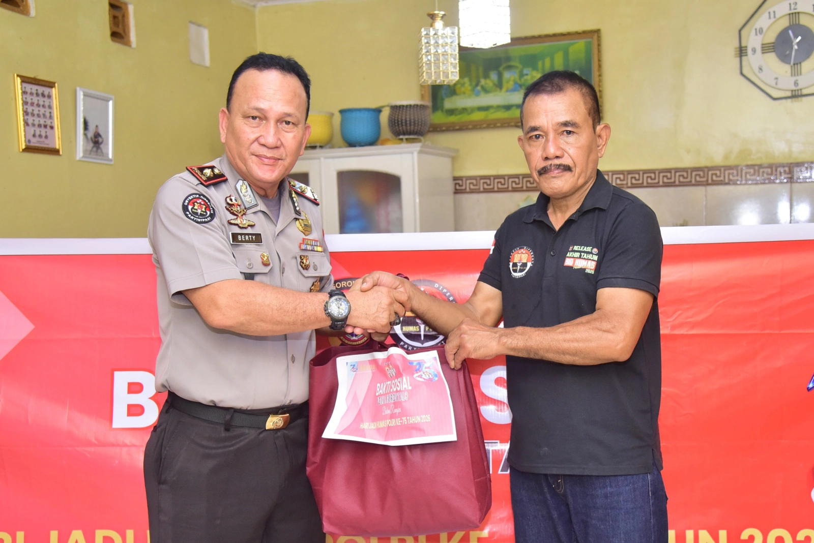 Dalam rangka memperingati Hari Jadi Humas Polri ke-75 dengan tema “75 Tahun Humas Polri: Polisi Bersama Masyarakat, Menjaga Reputasi Polri”, Bidhumas Polda Gorontalo melaksanakan kegiatan bakti sosial dengan menyalurkan bantuan paket sembako kepada purnawirawan Polri