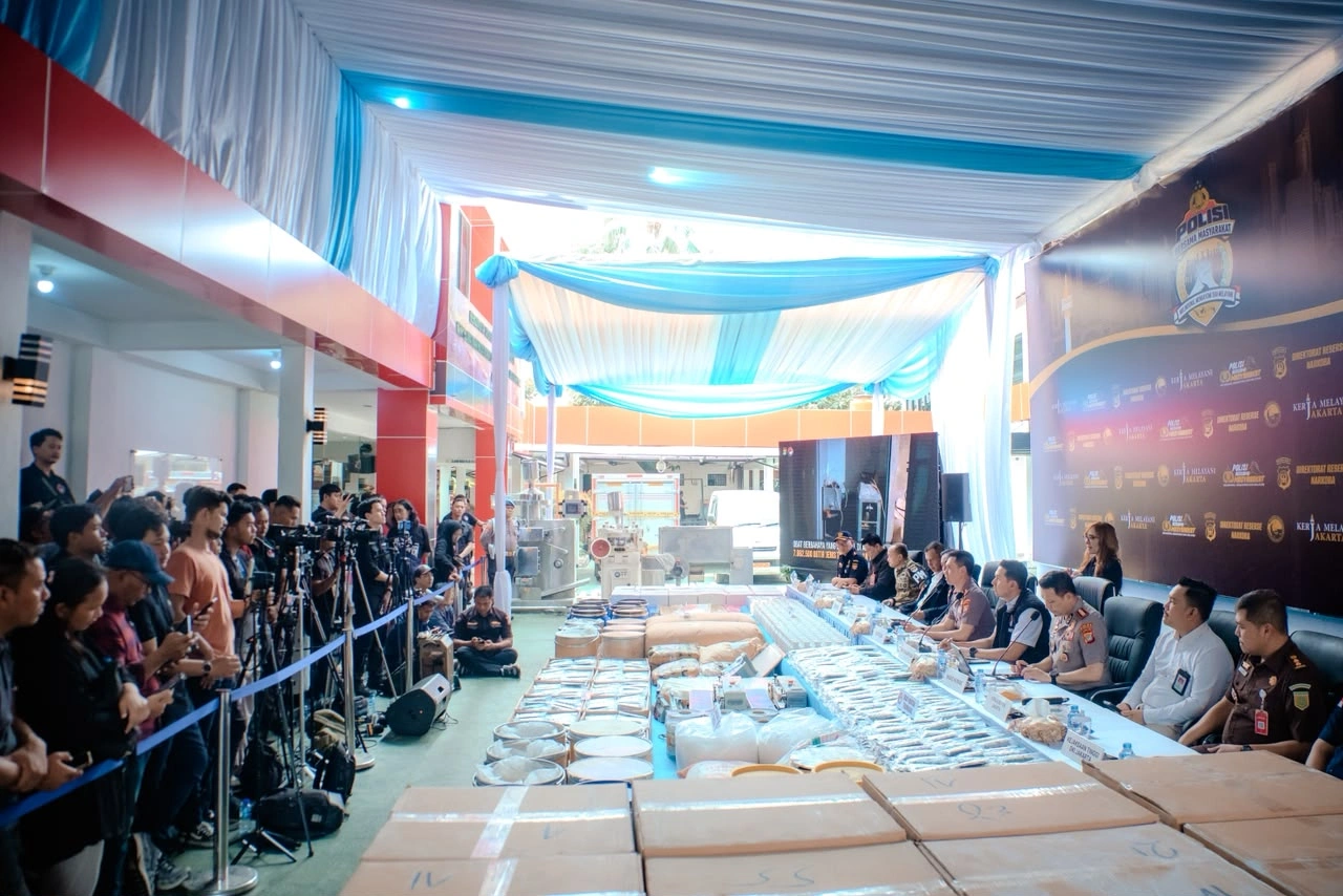 Beritaliputan.id || JAKARTA — Ditresnarkoba Polda Metro Jaya mengungkap dua lokasi yang diduga digunakan untuk memproduksi obat keras ilegal jenis Tramadol dan Triheksifenidil di Kabupaten Sukoharjo, Jawa Tengah
