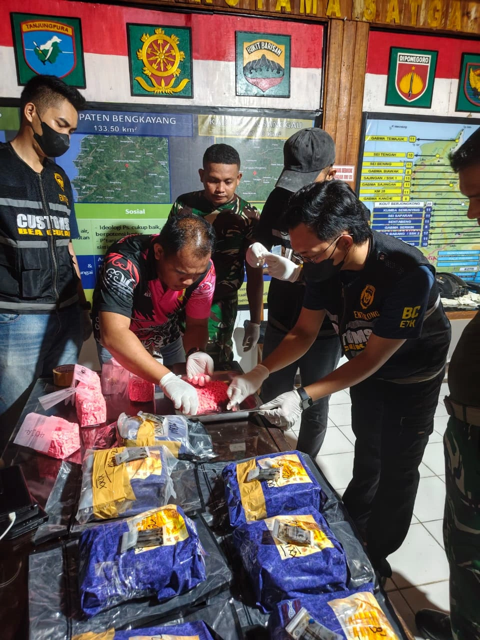 Beritaliputan.id || Sanggau, Kalimantan Barat, 25 Oktober 2026 — Satgas Pengamanan Perbatasan (Pamtas) RI–Malaysia Yonarmed 19/Bogani melalui Pos Guntembawang berhasil menggagalkan penyelundupan narkotika melalui jalur tidak resmi di Dusun Guntembawang, Desa Suruh Tembawang, Kecamatan Entikong, Kabupaten Sanggau, Kalimantan Barat