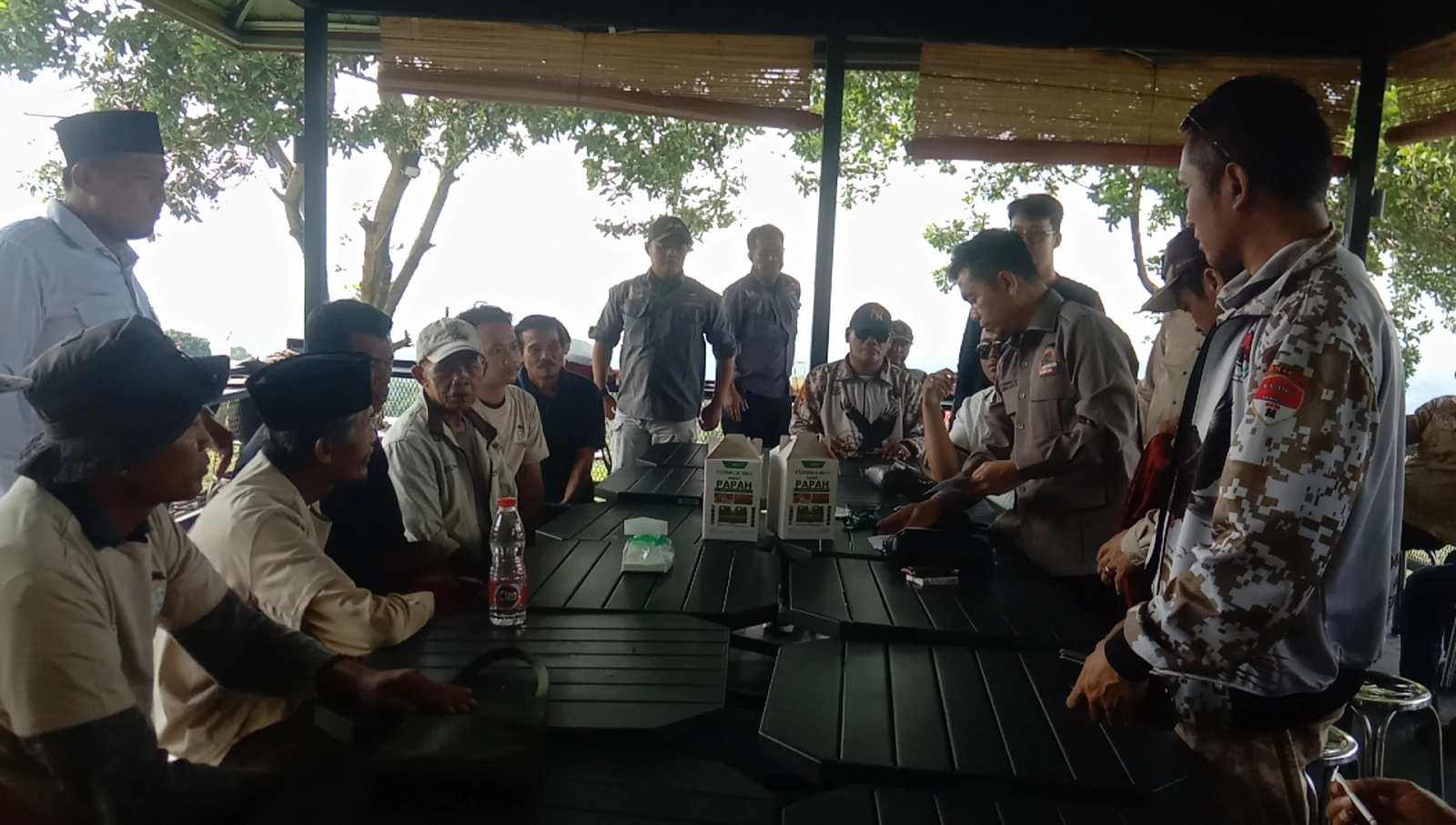 Beritaliputan.id || BOGOR - (Elang Tiga Global News) — Perwakilan Elang Tiga Hambalang, Angga, bersama jajaran keluarga besar Elang Tiga Hambalang menghadiri forum pertemuan strategis bersama organisasi Tani Merdeka Indonesia (TMI) di Kabupaten Bogor
